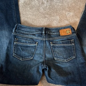 Diesel Lågmidjade jenas - Lågmidjade diesel jeans. Storlek 28/34 men uppsydda så sitter som en 28/32. Innerbenslängden: cirka 78,5cm. Midjemått: 38cm rakt över. Inte någon stretch i tyget