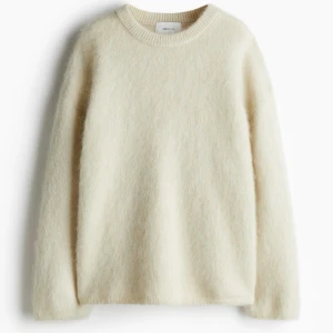 Ljusbeige oversized tröja i mohairmix, XL - Säljer en supermjuk och fluffig ljusbeige tröja i mohairmix. Tröjan har en oversized passform och långa ärmar. Den har en enkel design med rund halsringning. Från H&M. Helt slutsåld på hemsidan. Betalning sker via Swish, inte genom Plick. Frakt tillkommer 💕 Prislapp kvar. 