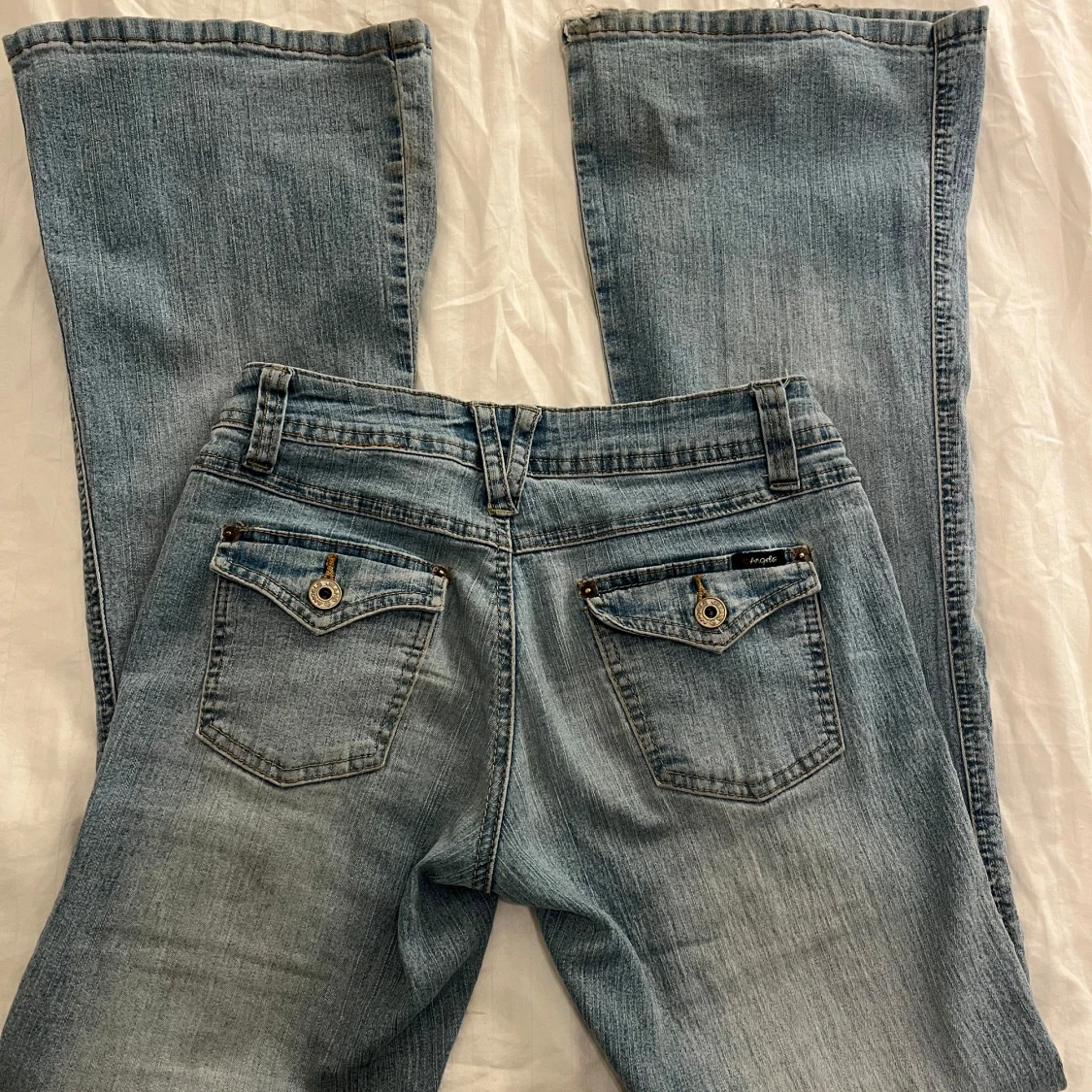 Blå jeans med knappar - 1