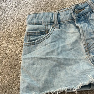 Ljusblå jeansshorts från 157 - Säljer ett par ljusblå jeansshorts från lager 157 i storlek XS. Shortsen är lite skrynkliga på bilden. Fråga gärna om mer bilder om ni är intresserade Perfekta för varma sommardagar!