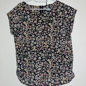 Kukkapaita - Naisten kiva kukkapusero, takana vetoketju pukemista helpottamaan. Koko 42. Kissatalous Mikäli hinta ei miellytä tarjoa rohkeasti Katsothan myös muut ilmoitukseni!!