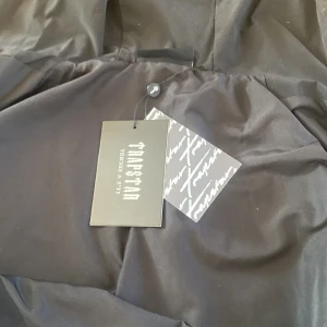 Trapstar jacka - Inte säker på storleken men passar typ inte mig som är 184 den är lite för kort