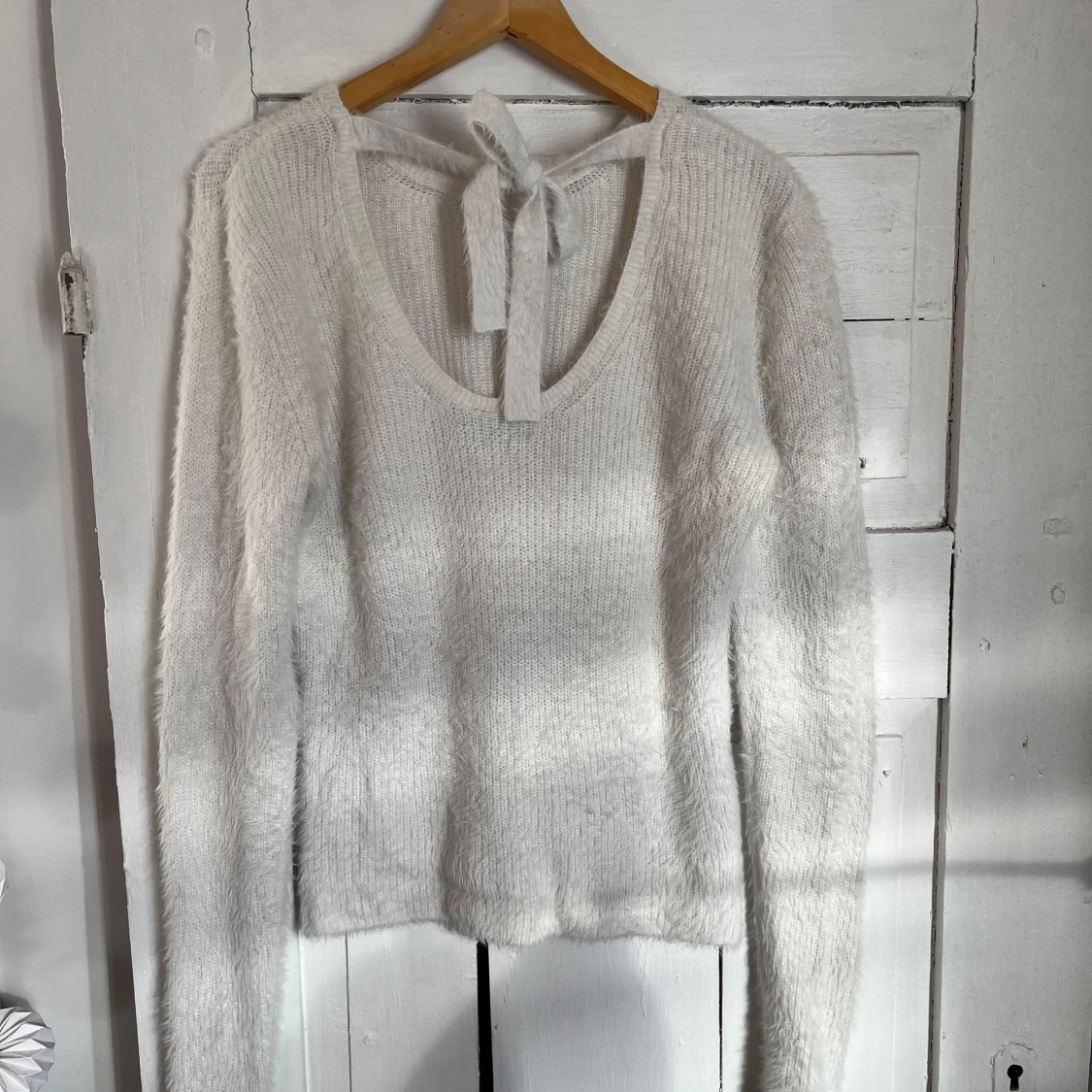 Stickad vit tröja med rosett - 1