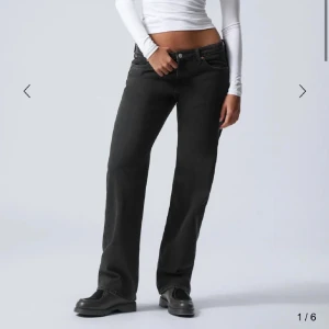 Svarta jeans - Svarta jeans från weekday storlek L 32 W 29 i färgen tuned eller washed black💞Jätte bra skick då de endast är testade. Ny pris 600kr