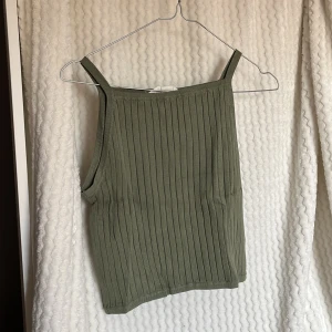 Olivgrön ribbad linnetopp från H&M💚 - Snygg olivgrön ribbad linnetopp från H&M. 🍀