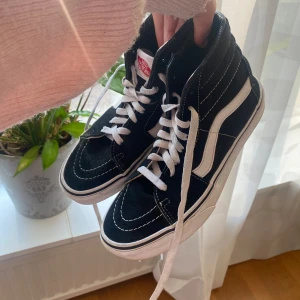 Svarta sneakers från Vans - Säljer ett par svarta Vans sneakers. Tyvärr har dessa inte kommit till användning och därför säljer jag🥰Ej avtvättade innan bild så går att få fina och vita igen på sulan. I så fint skick!💕💕Skriv vid intresse, pris kan diskuteras🥰