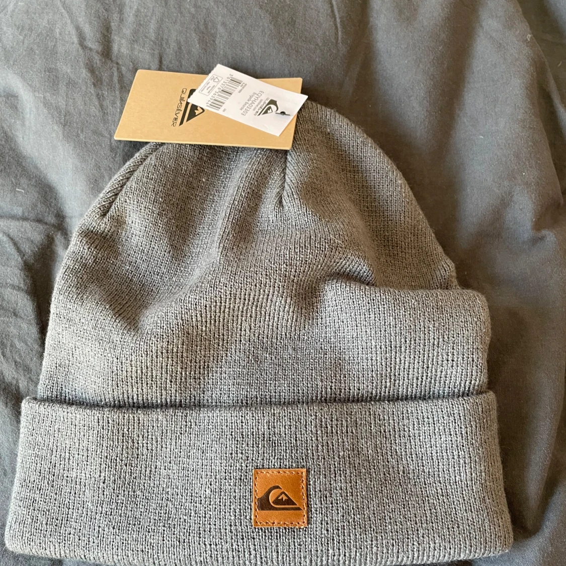 Grå mössa från Quiksilver