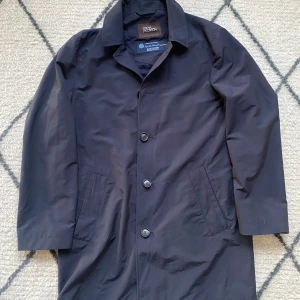 Oscar Jacobson coat - Säljer denna Oscar Jacobson rain coat storlek 50 vilket motsvarar M i jackor.  Kom dm för frågor och funderingar