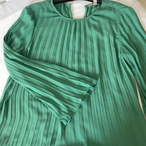 Grön plisserad blus - Fin blis, kolla alla bilder för skick