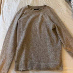 Beige tröja från Vero Moda - Säljer en mysig beige tröja från Vero Moda. Tröjan har långa ärmar och en rund halsringning. Perfekt för kyligare dagar. Passar bra till både jeans och kjol. Storlek XS!🥰