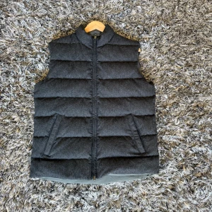 Väst ifrån Volt - Säljer nu min dubbel väst som är perfekt nu till våren. Västen är köpt på volt men ett ny pris på 3000kr. Cond är 10/10 endast amvänd 2-3 gånger. Vid snabb affär kan jag gå ner i pris bara att skriva vif andra frågor