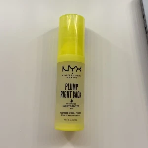 Plump Right Back Primer från NYX - NYX Plump Right Back Primer med elektrolytblandning. Denna primer ger en fyllig och återfuktad känsla till huden. Perfekt för att förbereda huden innan smink. Endast prova den gång men passar ej på min hud! 