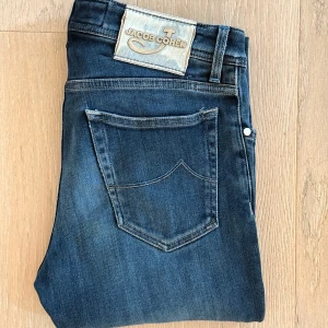 Jacob Cohen 688 - Säljer dessa riktigt snygga mörkblå jeans från Jacob Cohen i stil 688 slim fit. Längd: 101cm, Midja: 38cm. Hör av er vid prisförslag eller frågor!