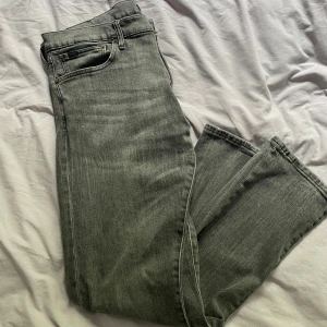 Grå slim jeans Polo Ralph Lauren - Snygga grå jeans från Polo Ralph Lauren, modell The Sullivan Slim. Jeansen har en slim passform och en snygg ljusgrå färg som passar perfekt under sommaren. Skicket är 9/10, en liten lim fläck som syns på sista bilen, dock ingenting som syns mycket alls om man inte kollar nära. Nypris är ca 1800 men säljer billigt pga fläcken 