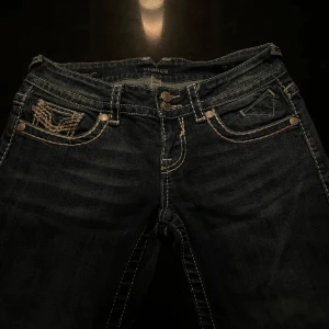 Lågmidjade Vigoss jeans - Snygga lågmidjade jeans från Vigoss med vita sömmar och broderade bakfickor. Midjemått (rakt över midjan) - 39 cm, stussmått (rakt över stussen) - 44 cm, innerbenslängd - 74 cm💕 