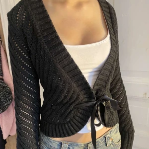 vintage kofta  - vacker vintage kofta från Esprit man knyter med en knapp i mitten av koftan. mycket bra skick, storlek M men sitter mer som S/XS