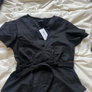 Gina topp - Super fin topp med knyt band i midjan, aldrig använd fick av mamma men gillar inte modellen på mig🥰man kan knyta badet i ryggen också
