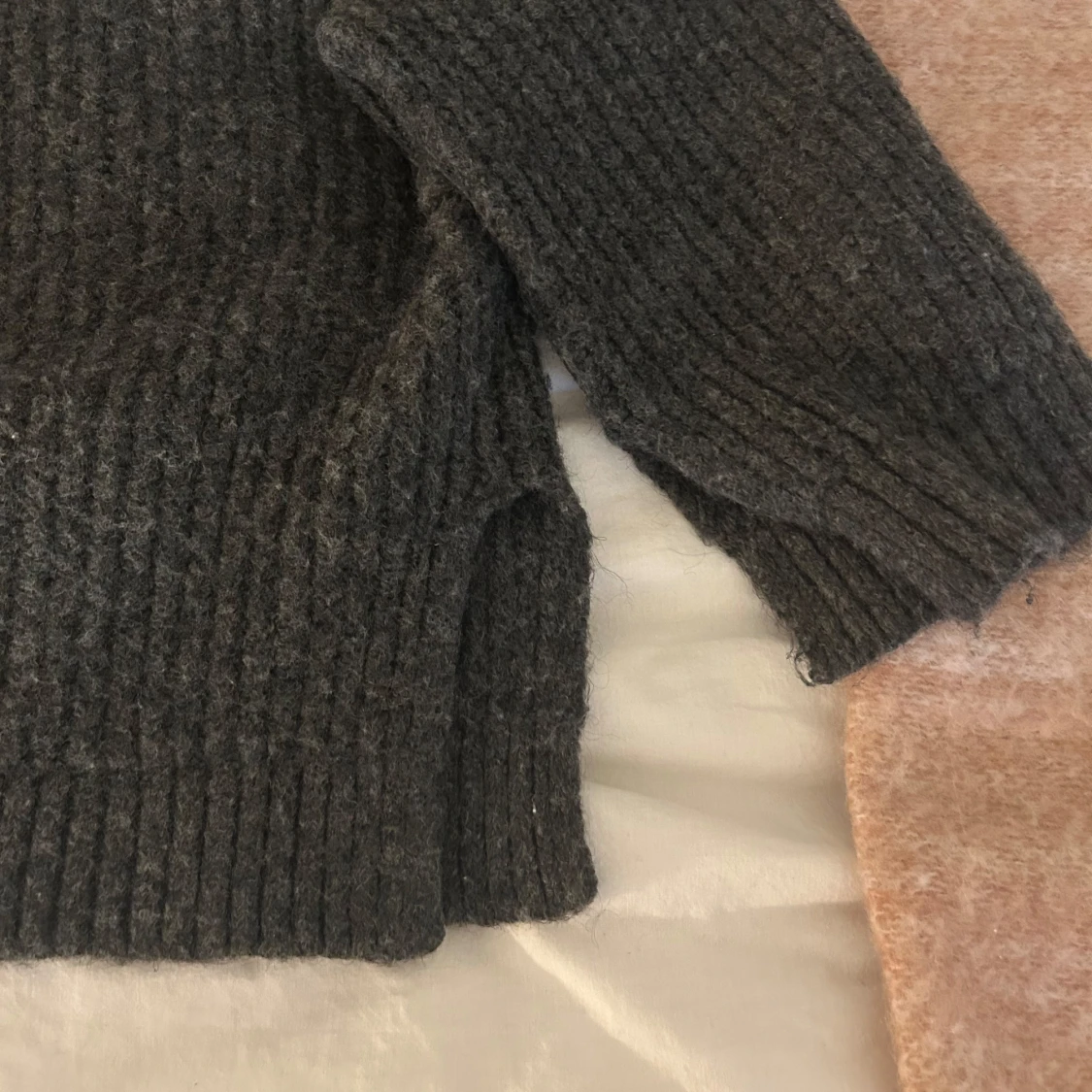 Mörkgrå stickad tröja - 1