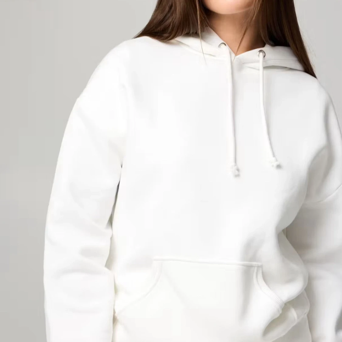 Vit hoodie med huva och ficka