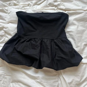 Tub topp - Så fin tubtopp med volang från hm som egentligen har band till men jag har vikt ner dom när jag har haft på mig den🥰storlek xxs men passar mig som brukar ha xxs-s på tröjor, går att använda som kjol också!