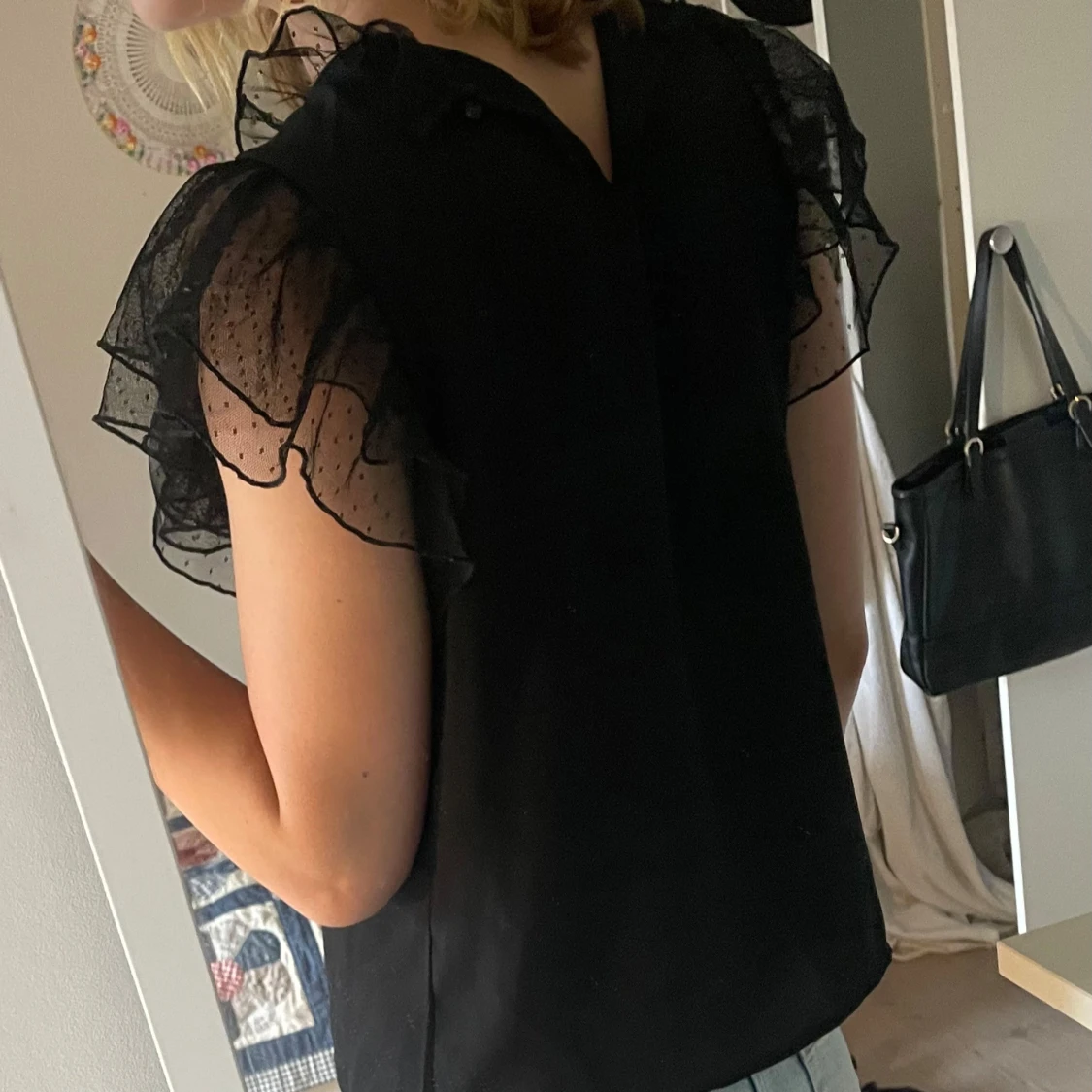 Svart blus med volang och mesh - 1