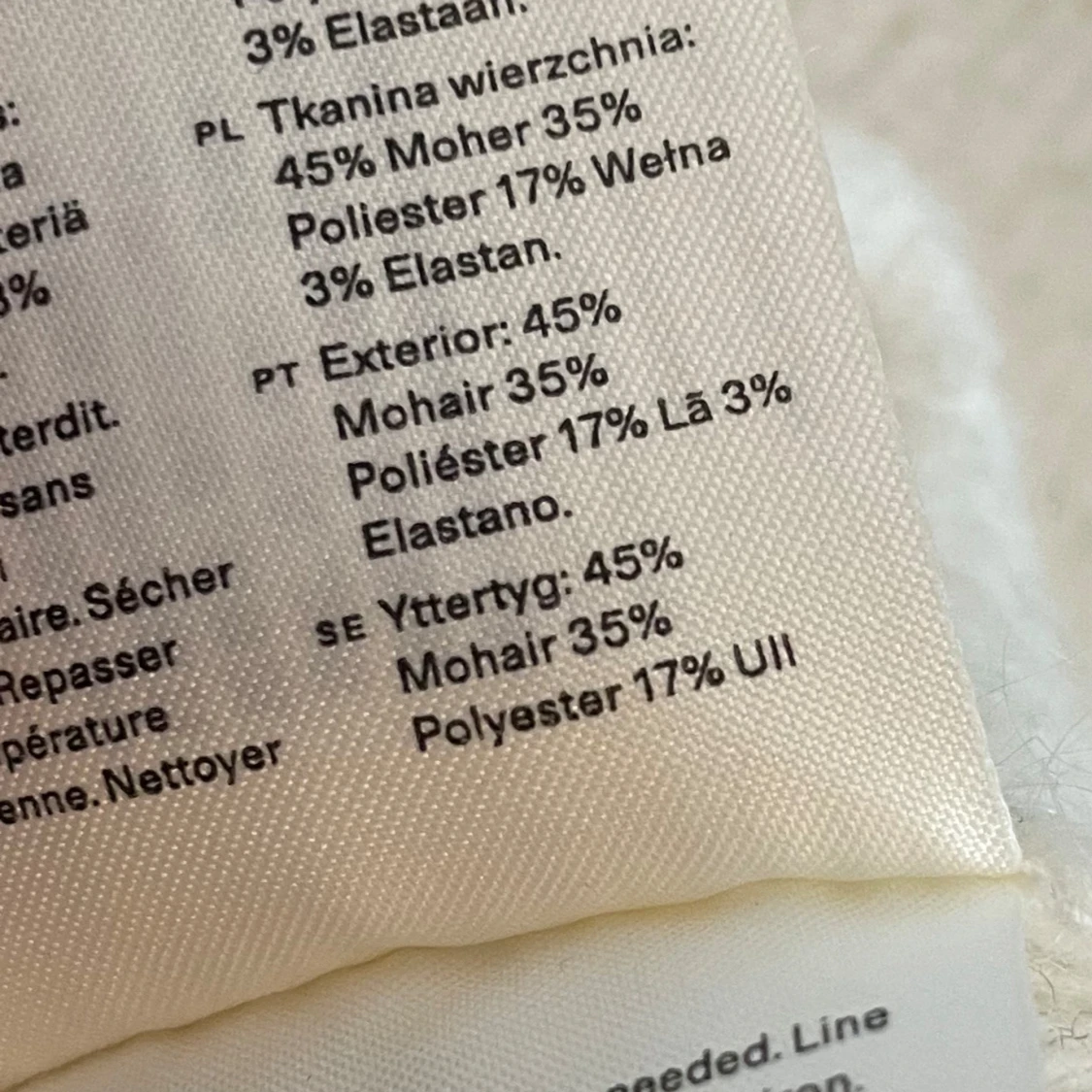 Vit fluffig stickad tröja XS med volang - 3