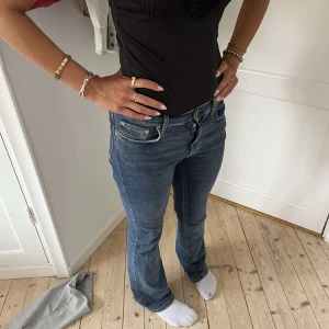 Lågmidjade jeans - Snygga lågmidjade bootcut jeans från Gina som har blivit lite små tyvärr💕 knappt några tecken på användning förutom att lappen är av💗💕