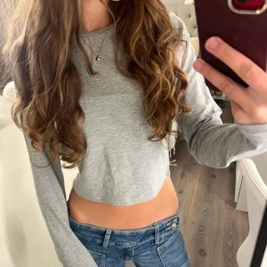 Grå croppad långärmad tröja 157 - Säljer en basic snygg oanvänd grå croppad långärmad tröja från lager157 i storlek M💗💗