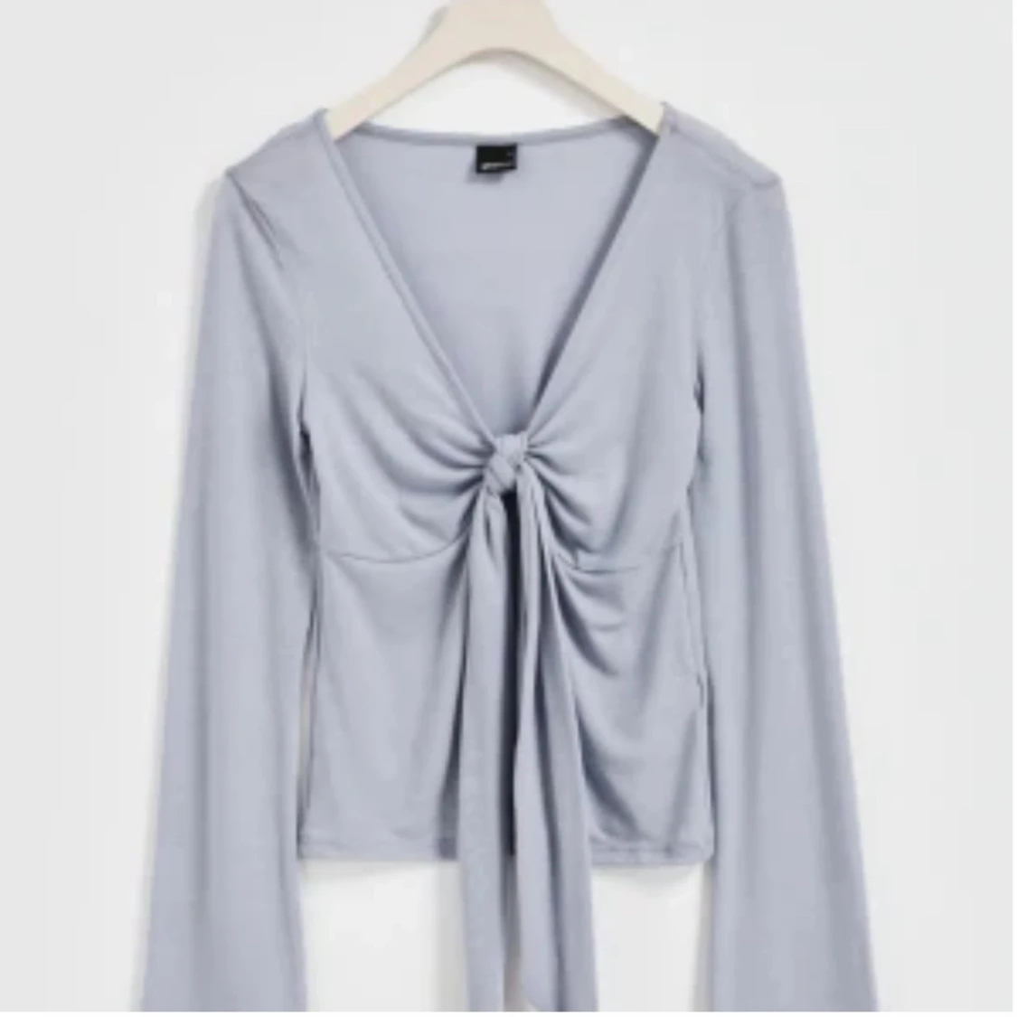 Ljusgrå långärmad topp med knyt - 1