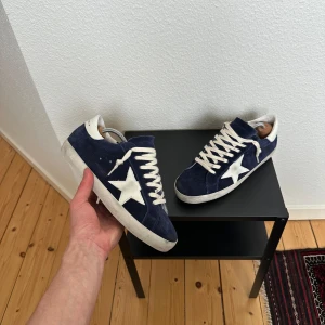 Golden Goose - Säljer nu dessa sjukt eftertraktade Golden Goose i sällsynt färg | skorna är i mycket bra skick och använda ett fåtal gånger | inget og tillkommer 