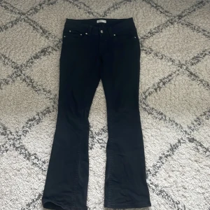y2k petite bootcut jeans - bootcut jeans från gina tricot. säljer för att de är väldigt stora i midjan men bra i längd. 