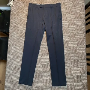 Mörkblå J.Lindberg byxor - Mörkblå kostymbyxor från J.Lindberg | W29 L32 | Regular fit| Sköna finbyxor | Pris: 309kr