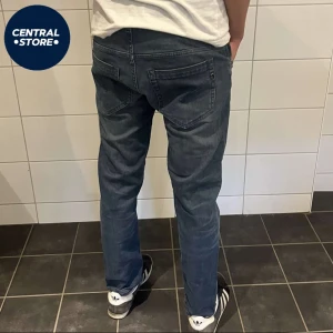 Dondup George Jeans  - Säljer dessa sjukt snygga Dondup George jeansen i mycket bra skick. Storlek W33 men passar mindre, modellen är 180 cm lång och väger 65kg. Pris 749kr. Tveka inte att kontakta om fler bilder eller andra funderingar// CS 😁