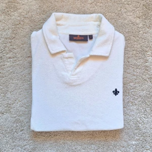 Vit Frotté Pike Morris - Stl S - Fin frotté pike från Morris, perfekt till sommaren! ☀️ | Skick: 9/10, nytt skick | Stl: S | Han på bilden är 170cm, men skulle rekomdera för 170-180cm | Fraktar spårbart med Instabox eller Postnord | Mvh Galgen 🤗