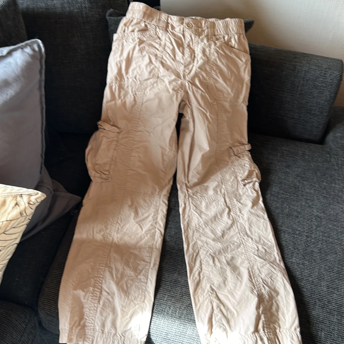 Beiga cargopants från Gina Tricot