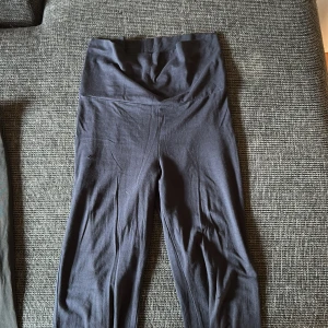 Svarta leggings från Gina Tricot - Svarta leggings från Gina Tricot i stretchigt och mjukt material. Hög midja och smal passform som sitter skönt hela dagen. Perfekta till oversized hoodies eller crop tops. Klassisk och enkel stil som funkar till det mesta.