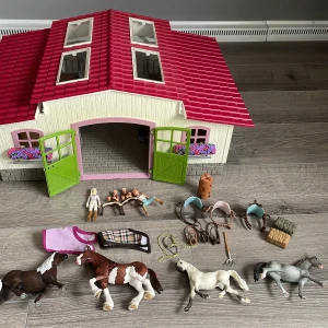 Schleichstall! - Säljer detta schelichstall , med 4 hästar , 3 sadlar , 3 träns , 4 gubbar, 2 täcken , 2 hö balar , en ryktlåda, en grimma med grimmskaft , hinder stöd/klosar och i stallet fins det vatten koppar och mat hållare med morötter och äpplen! Pris 500 kr 