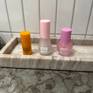 Glow Recipe toner & serum kit - Glow Recipe-kit med tre produkter: en gul toner (Elderberry Bright Essence Toner), en mjölkig serum i genomskinlig flaska med ljusrosa lock (Watermelon Glow Dew Drops) och ett rosa serum i rund flaska med lila lock (Plum Plump Hyaluronic Serum). 💗🫶🏻 Helt nya och oöppnade!!