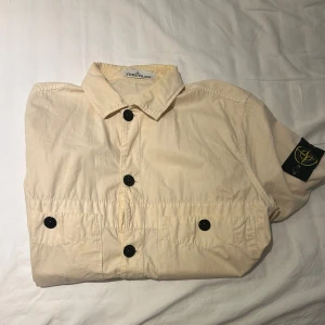 Stone Island Overshirt - Säljer nu min Stone Island overshirt i storlek M. Det är en tjockare overshirt, näst intill jacka. Mycket bra skick och köpt på NK i Göteborg! Nypris är 4000, säljer nu för 1299!