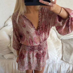 Klänning - Superfin klänning som är perfekt för sommaren, den är luftig och lätt perfekt för en varm sommardag! Inte mina bilder!