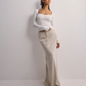 Nelly kjol linne - Säljer denna långkjol från nelly, använd vid ett tillfälle, 80% viskos 20% linne