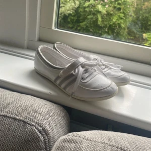 Adidas sleek series ballerina shoes  - Super fina adidas skor med silver glitter detalj, i formen av ballerina skor. Skorna är i bra skick men har tecken på användning på baksidan och inuti men inte så att man tänker så mycket på det! Tryck inte på köp direkt! 