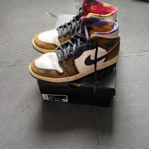 Nike Air Jordan 1 Mid SE Taxi 44 - Nike Air Jordan 1 Mid SE i färgen Black/Taxi/White-Sail. Säljer de för att de inte kommer till någon användning för mig längre. Pris kan diskuteras!