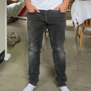 G star jeans  - Jättesnygga slimfit jeans från g star raw. Är svarta med tvätt så de går mot gråaktiga hållet. Mycket snygga och i bra skick och är i storlek 32/32. Säljer billigt så var snabba🤝🏼