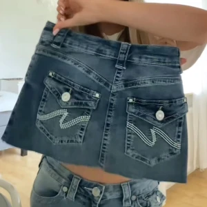 Nelly jeanskjol - Världens finaste jeanskjol med låg midja från Nelly!! Lånade bilder men jag kan skicka egna privat. Använd ca 3 gånger. Köpt för 599kr och säljer för 400kr💗