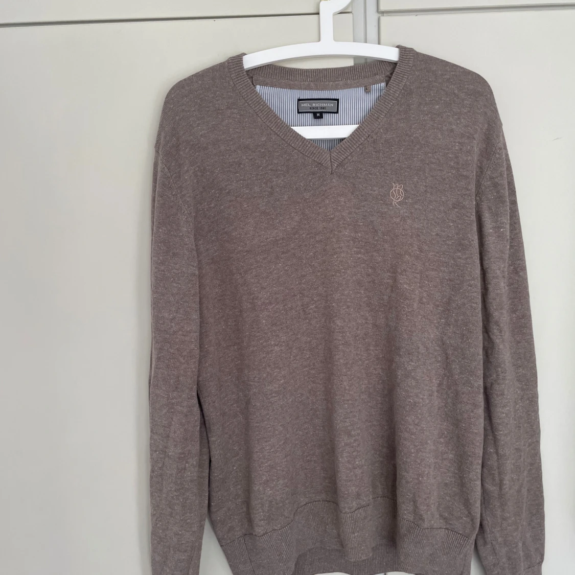 Beige v-ringad tröja Mel Richman