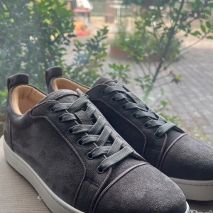 Gråa Louboutin  - Säljer mina loubs då jag inte funnit användning av dom. Skorna är HELT oanvända, vid en snabb affär kan jag gå ner till 2000kr. 