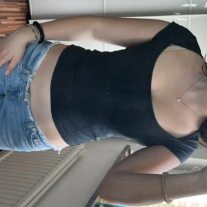 Svart croppad topp med djup urringning - Så fin tröja, perfekt att ha till allt! Köpt i USA!! Aldrig använt🤩