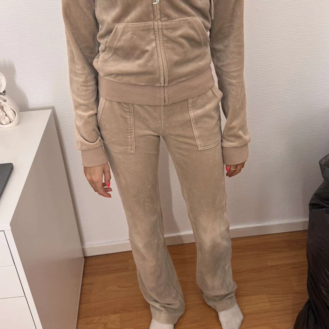 Beiga mjukisbyxor i velour - 1