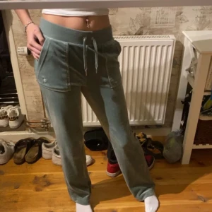 Gröna Juicy Byxor - Hej! Säljer nu mina fina juicy byxor då dem inte kommer till användning, dem är använda max 10 gånger och har inga defekter eller missfärgningar - alltså som nya. Hör av er för fler frågor!🩷